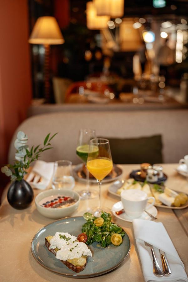 Do & Co Hotel Muenchen Eksteriør bilde A table at the restaurant